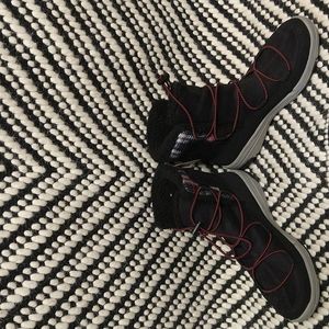Black/red/gray wool lined above ankle Rykä boots